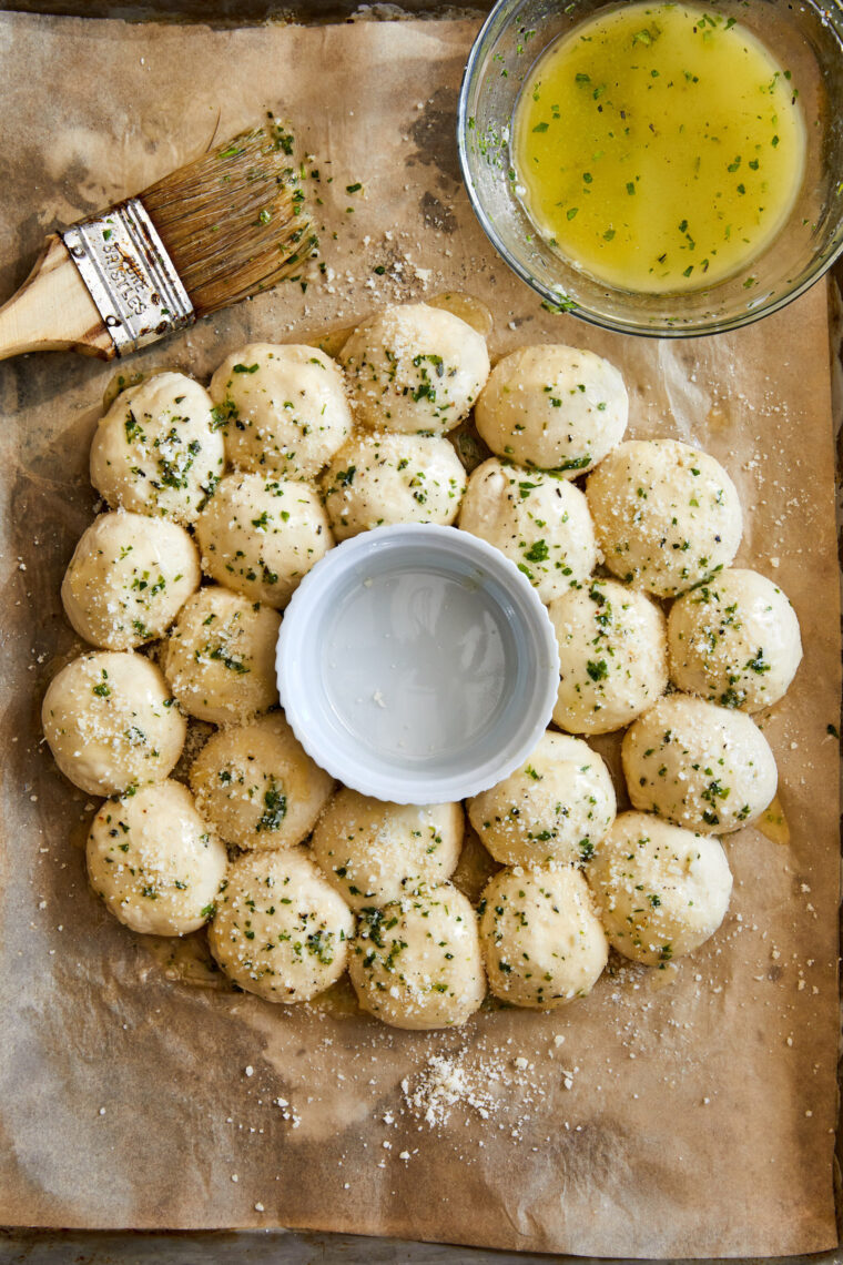 Pull Apart Garlic Bread Wreath - Warm, soft, pillowy bread bites smothered in garlicky, buttery heavenly goodness. An absolute crowd-pleaser!