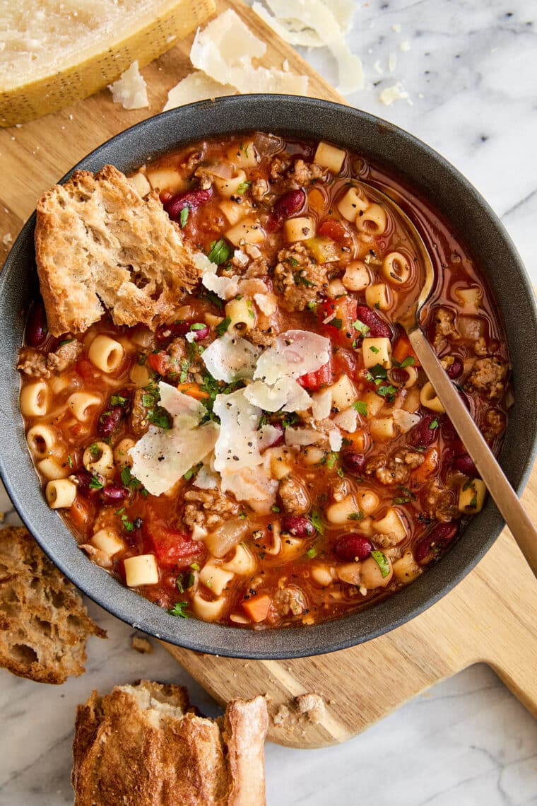 Slow Cooker Olive Garden Pasta e Fagioli - Everyone's FAVORITE Olive Garden soup made so easily in the crockpot! Just set it and forget it!